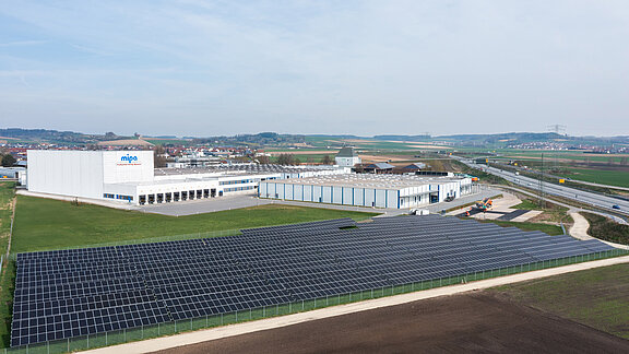 Der neue Solarpark am Mipa Hauptsitz in Essenbach.