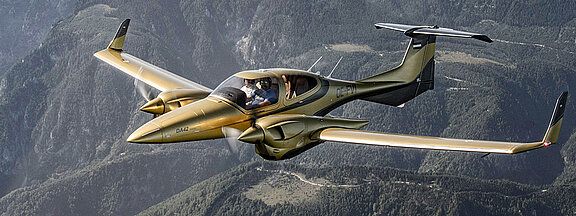 Radar-compatible aircraft painting with metallic finish